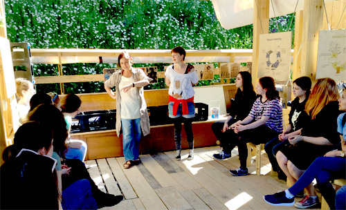 Ulla Pfund mit Kindern
            auf der Internationalen Gartenausstellung in Berlin 2017